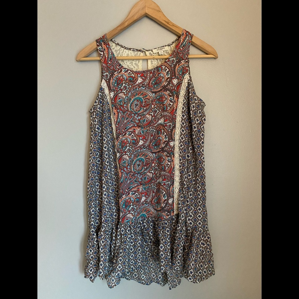 NWOT umgee beautiful sleeveless Floral lace top